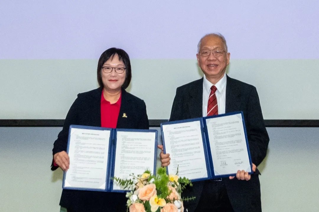 以及求真书院部分师生代表赴香港参加签